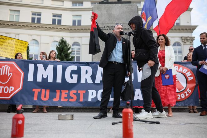W Warszawie odbył się antyimigrancki marsz i kontrmanifestacja. Pojawiło się kilka tysięcy osób