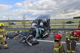Tragedia na S7 pod Jędrzejowem. Cztery osoby zginęły w zderzeniu busa z ciągnikiem rolniczym [ZDJĘCIA].