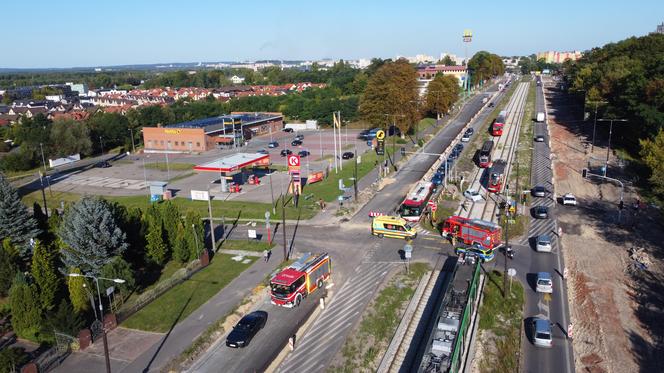 Kolizja na skrzyżowaniu w Będzinie. Kierująca fiatem utkwiła na torowisku 