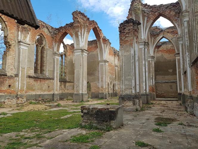 Zwiedziliśmy zabytkowe ruiny kościoła w Jałówce. Poznaj historię wyjątkowego miejsca [ZDJĘCIA]