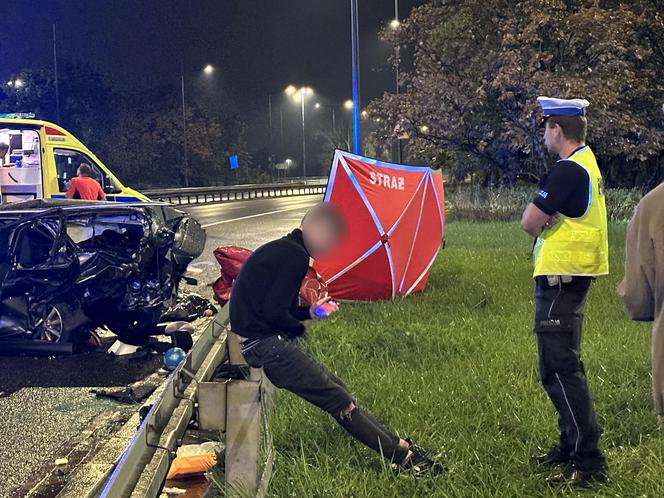 Tragiczny wypadek na Trasie Łazienkowskiej. Volkswagen wbił się w auto rodziny z dziećmi. Jedna osoba nie żyje