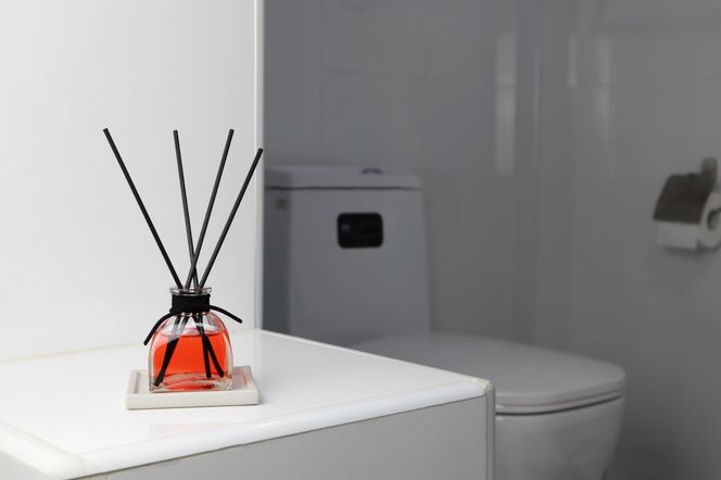 Wsyp 4 łyżki oraz 150 ml wody do miseczki i postaw w toalecie. Odświeżający zapach usunie brzydką woń. Zapach do toalety