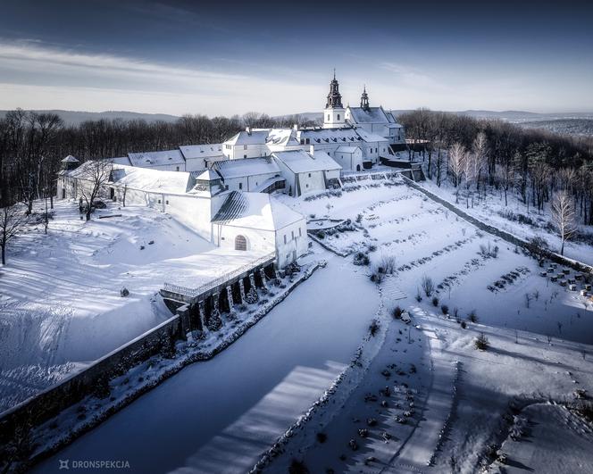 Świętokrzyskie z drona. Zobacz znane miejsca w zimowej szacie