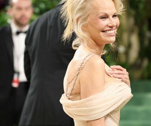 Pamela Anderson bez makijażu na Met Gali