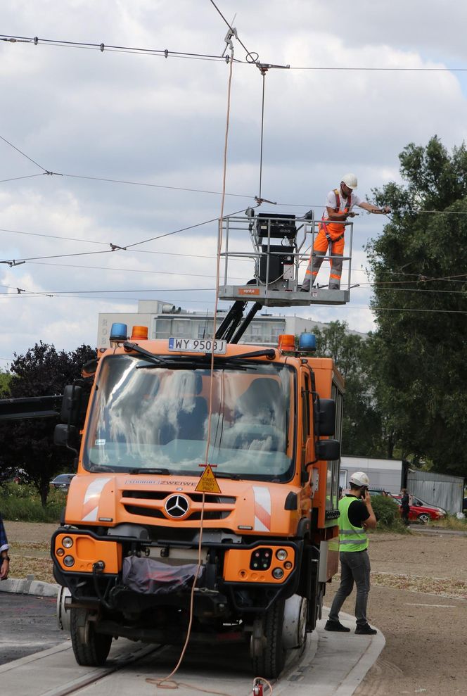 Tramwaj na Stegnach zawisł nad ziemią. Strażacy padli na kolana 