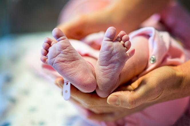 stópki noworodka zaraz po porodzie
