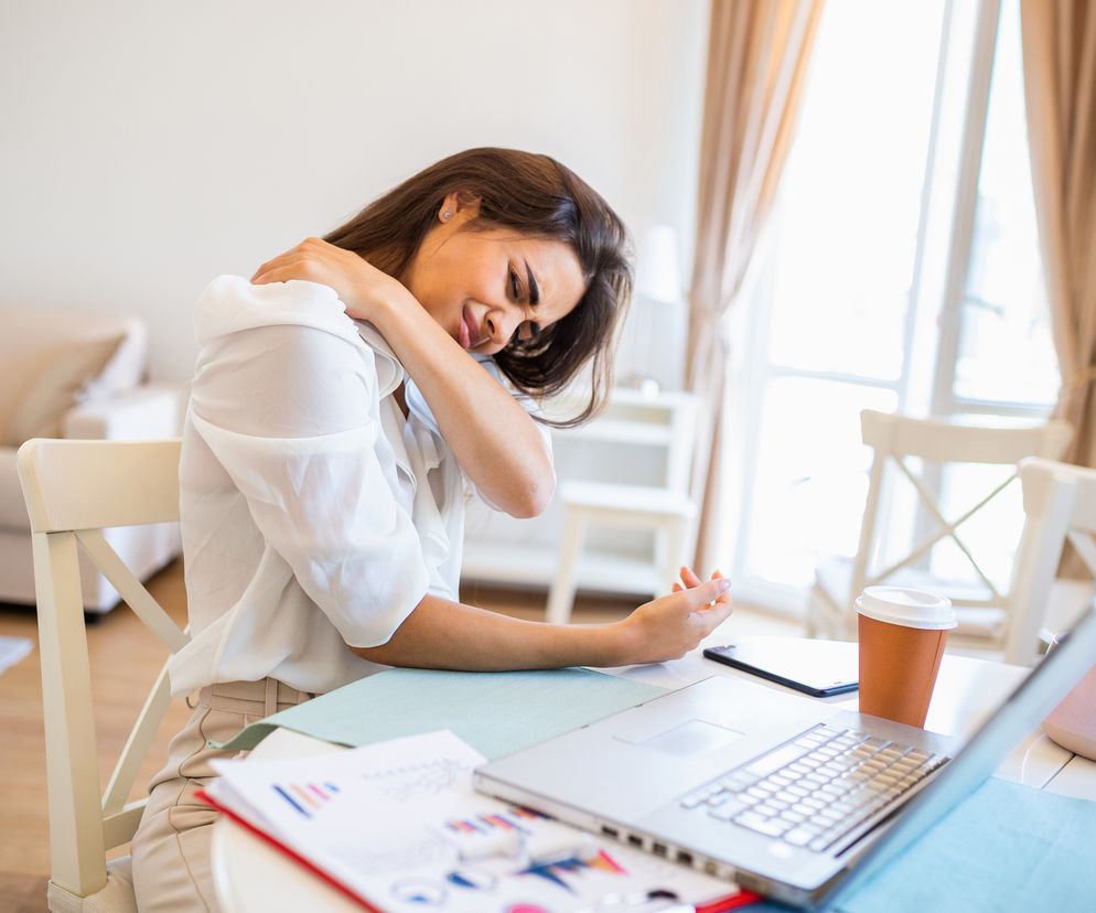 Dużo siedzisz? Oto dlaczego musisz ćwiczyć mięsień czworoboczny 