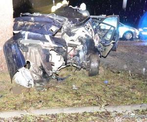 BMW roztrzaskało się na drzewie. 27-letni kierowca nie przeżył