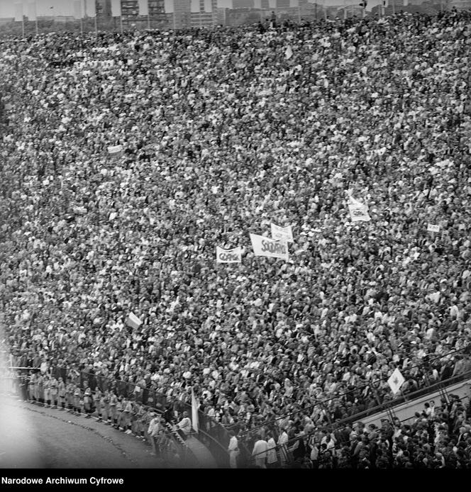 Stadion X-lecia. Pobyt papieża Jana Pawła II w Warszawie podczas II pielgrzymki do Polski w 1983 r.