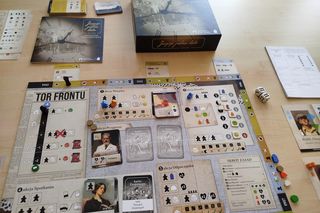 Planszówkę stworzyły Archiwa Państwowe, wykorzystując zbiory różnych placówek w Polsce, w tym także Siedleckiej.