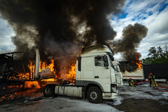 Wielki pożar w Kamieńszczyźnie! Ciężarówki i naczepy stanęły w ogniu