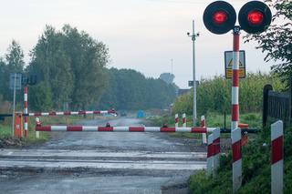 Autobus MPK utknął na przejeździe kolejowym. Żeby uciec przed pociągiem wyłamał rogatki