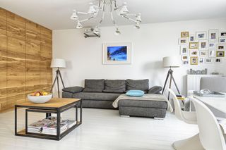 Ściana w salonie - z czego zrobić? Jak ciekawie wykończyć ścianę w salonie? Inspiracje 