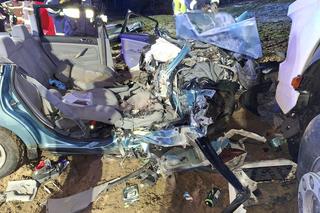 Tragedia na S10 w Toruniu. Tir roztrzaskał osobówkę. Dwie osoby nie żyją, jedna ranna