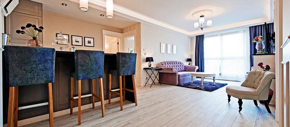 Eklektyczny salon z kuchnią: francuski neobarok we współczesnym apartamencie