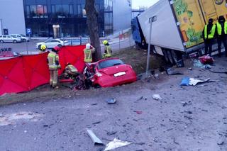 Śmiertelny wypadek na DK14! Mieszkaniec Łodzi nie miał szans w zderzeniu z tirem [ZDJĘCIA]. 