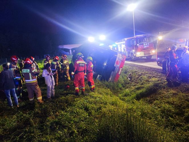 Wypadek autokaru wojskowego na autostradzie A4. Wielka akcja służb ratunkowych [ZDJĘCIA]