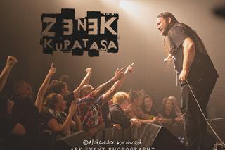 Gigant alternatywnego rocka w Tarnowie. Zenek Kupatasa zagra w Stowarzyszeniu „Przepraszam”