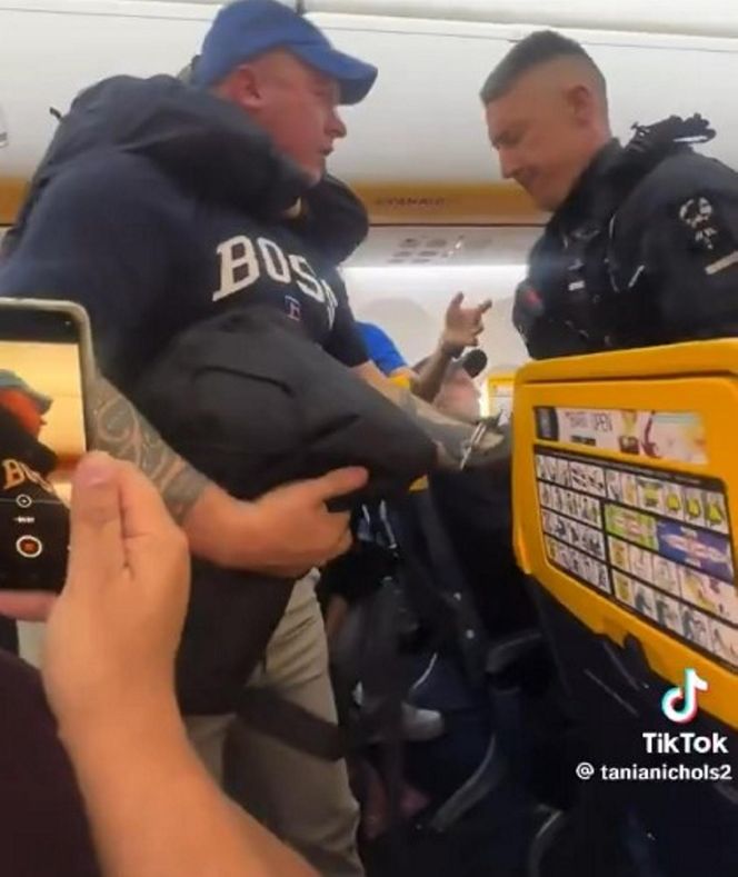 Bijatyka w samolocie! Wieczór kawalerski doprowadził do katastrofy. Zobacz wideo