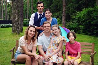 Barwy szczęścia, odc. 2934: Agata (Natalia Zambrzycka), Ignacy Kieliszewski (Olaf Staszkiewicz), Marysia (Nina Szumowska), Emil (Artem Malashchuk), Hubert (Marek Molak), Asia Sokalska (Anna Gzyra – Augustynowicz)