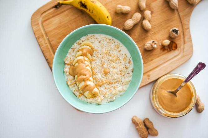 owsianka z masłem orzechowym i bananem