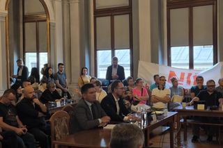 Protest mieszkańców sprzeciwiających się budowie wschodniej obwodnicy Tarnowa na granicy z Wolą Rzędzińską