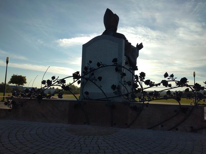 pomnik Jana Pawła II stanął w rzeszowskim parku papieskim