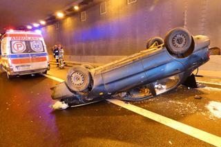 Wypadek tuż przy POW! Kierowca odbił się od barierek 