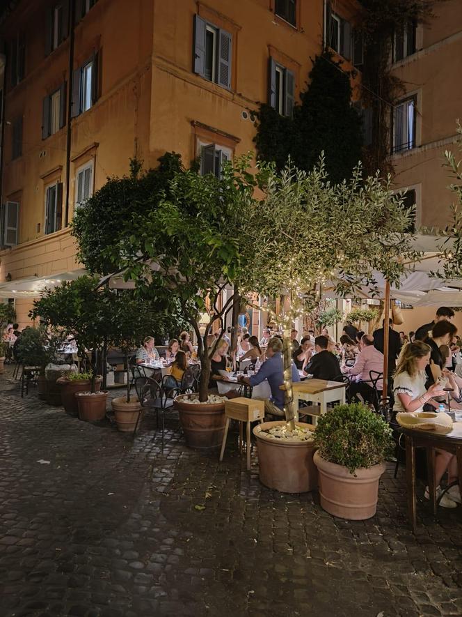 Ogródek restauracyjny w Rzymie