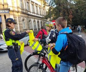 Strażnicy miejscy z Leszna rozdawali rowerzystom kamizelki odblaskowe