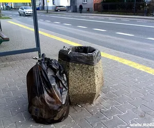 Zamiast do kontenera, śmieci trafiają do koszy przy ulicy!