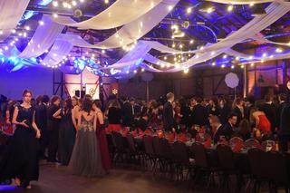 Studniówka w V Liceum Ogólnokształcącym w Krakowie. Tak bawili się uczniowie drugiej szkoły w Polsce! 