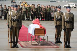 Ciało Marii Kaczyńskiej wróciło do ojczyzny - trumna jest już w Pałacu Prezydenckim 