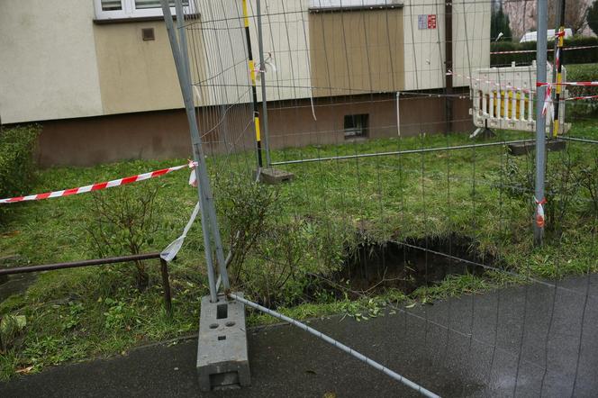 Zapadlisko przed blokiem Siemianowicach Śląskich