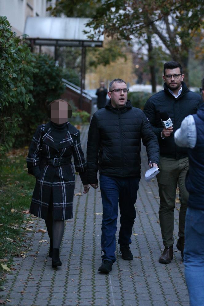 Przemysław Czarnecki opuszcza izbę wytrzeźwień