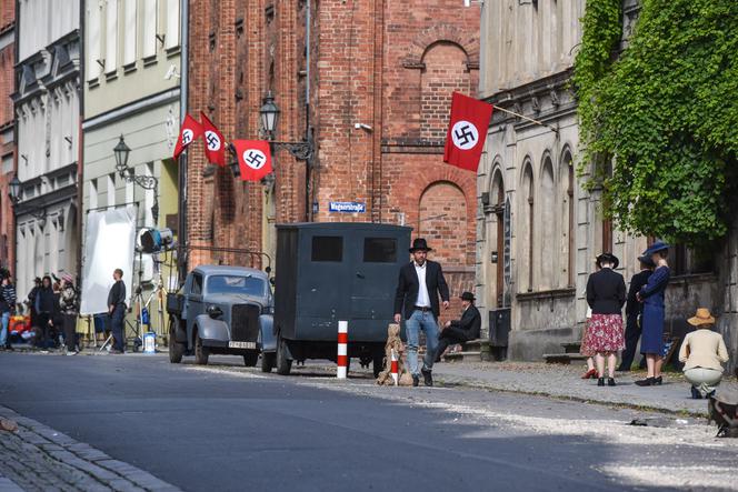 Nazistowskie symbole na starówce w Toruniu. Kręcą tam nowy film