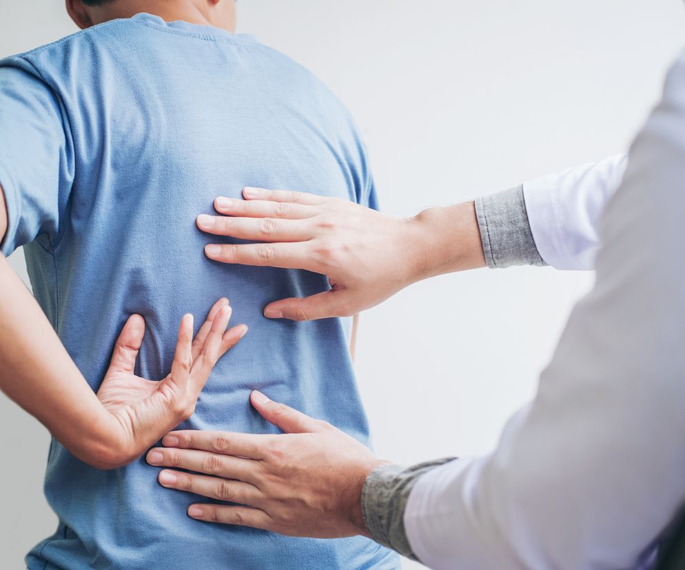 mężczyzna z bólem odcinka piersiowego kręgosłupa
