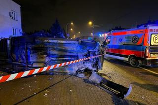 Rozbił forda na betonowym słupie. Jechał bez prawka i po alkoholu