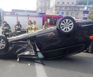 Dramatyczny wypadek na Andersa. Auto dachowało, dwie osoby trafiły do szpitala