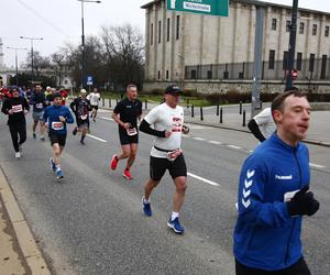 Bieg na Piątkę 2024, Warszawa - zdjęcia. Biegłeś? Szukaj się w galerii!