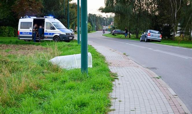Oderwany fragment samolotu spadł na Krosno. Zaraz obok chodnika 