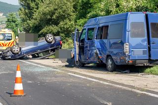 Wypadek busa. Dwie osoby nie żyją, wielu poszkodowanych