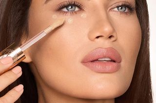 Oczy bez skazy: odkryj potęgę kryjącego korektora pod oczy