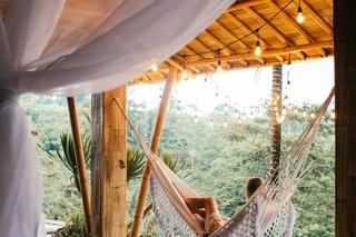 Baldachim sprawdzi się jako osłona siedziska na tarasie