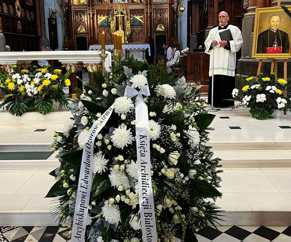 Pogrzeb abp Ozorowskiego. Tłumy żegnały duchownego