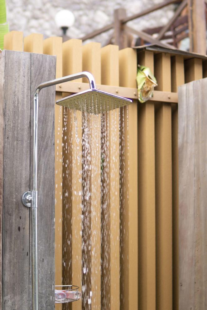 Prysznic w ogrodzie – elegancko na desce