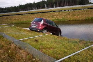  Kompletnie pijany 71-latek wjechał do zbiornika wodnego. Wydmuchał 2 promile!