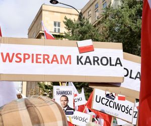 Banery na powitanie Nawrockiego 