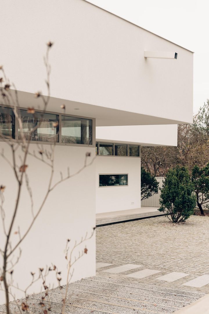 Dom z lewitującym dachem pod Warszawą. Fot. ONI Studio