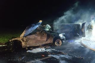 Śmiertelny wypadek pod Łowiczem. Kierowca BMW nie żyje. Dwa pojazdy spłonęły w pożarze 